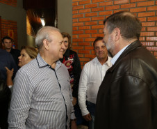 A população de Coronel Vivida, na região Sudoeste do Estado, esperou por 24 anos a construção de um novo prédio para o Colégio Estadual Tancredo Neves. Nesta quinta-feira (22), o vice-governador, Flávio Arns, e o secretário de Estado da Educação, Paulo Schmidt, assinaram a ordem de construção para obra, que começa na próxima semana.