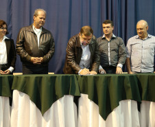A população de Coronel Vivida, na região Sudoeste do Estado, esperou por 24 anos a construção de um novo prédio para o Colégio Estadual Tancredo Neves. Nesta quinta-feira (22), o vice-governador, Flávio Arns, e o secretário de Estado da Educação, Paulo Schmidt, assinaram a ordem de construção para obra, que começa na próxima semana.