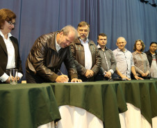 A população de Coronel Vivida, na região Sudoeste do Estado, esperou por 24 anos a construção de um novo prédio para o Colégio Estadual Tancredo Neves. Nesta quinta-feira (22), o vice-governador, Flávio Arns, e o secretário de Estado da Educação, Paulo Schmidt, assinaram a ordem de construção para obra, que começa na próxima semana.