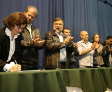 A população de Coronel Vivida, na região Sudoeste do Estado, esperou por 24 anos a construção de um novo prédio para o Colégio Estadual Tancredo Neves. Nesta quinta-feira (22), o vice-governador, Flávio Arns, e o secretário de Estado da Educação, Paulo Schmidt, assinaram a ordem de construção para obra, que começa na próxima semana.