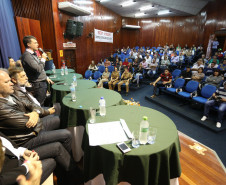 A população de Coronel Vivida, na região Sudoeste do Estado, esperou por 24 anos a construção de um novo prédio para o Colégio Estadual Tancredo Neves. Nesta quinta-feira (22), o vice-governador, Flávio Arns, e o secretário de Estado da Educação, Paulo Schmidt, assinaram a ordem de construção para obra, que começa na próxima semana.