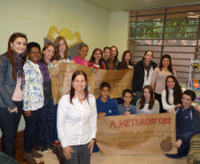 Trabalho desenvolvido por professora de Toledo forma leitores de obras clássicas. Alunos de projeto também fazem cartazes a partir das histórias lidas.