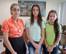 Alunos do ensino médio de Tuneiras do Oeste visitaram a usina Santa Terezinha, unidade de Tapejara, que produz álcool e açúcar.