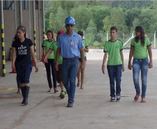 Alunos do ensino médio de Tuneiras do Oeste visitaram a usina Santa Terezinha, unidade de Tapejara, que produz álcool e açúcar.