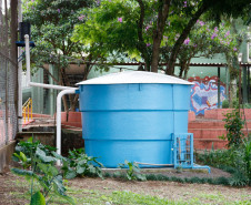 Colégio Estadual Amâncio Moro, em Corbelia, caixa d'água para captação da água de chuva. 27-05-14.