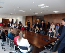 Um grupo formado por 42 diretores de escolas estaduais do Núcleo Regional de Educação de Pato Branco, esteve no Palácio Iguaçu, em Curitiba.