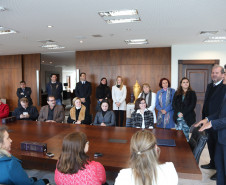 Um grupo formado por 42 diretores de escolas estaduais do Núcleo Regional de Educação de Pato Branco, esteve no Palácio Iguaçu, em Curitiba.
