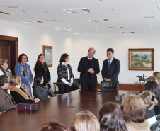 Um grupo formado por 42 diretores de escolas estaduais do Núcleo Regional de Educação de Pato Branco, esteve no Palácio Iguaçu, em Curitiba.