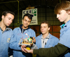 Drones com vôos controlados por rádio e robôs andando em trilhos e cordas marcaram o Primeiro Desafio de Robótica, realizado nesta quarta-feira (28) pelo Centro Estadual de Educação Profissional Pedro Boaretto Neto, em Cascavel, na região Oeste do Estado. 28-05-14.