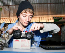 Drones com vôos controlados por rádio e robôs andando em trilhos e cordas marcaram o Primeiro Desafio de Robótica, realizado nesta quarta-feira (28) pelo Centro Estadual de Educação Profissional Pedro Boaretto Neto, em Cascavel, na região Oeste do Estado, na foto Guilherme Biazi Sabin. 28-05-14.  