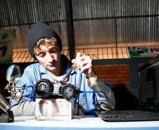 Drones com vôos controlados por rádio e robôs andando em trilhos e cordas marcaram o Primeiro Desafio de Robótica, realizado nesta quarta-feira (28) pelo Centro Estadual de Educação Profissional Pedro Boaretto Neto, em Cascavel, na região Oeste do Estado, na foto Guilherme Biazi Sabin. 28-05-14.  