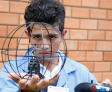 Drones com vôos controlados por rádio e robôs andando em trilhos e cordas marcaram o Primeiro Desafio de Robótica, realizado nesta quarta-feira (28) pelo Centro Estadual de Educação Profissional Pedro Boaretto Neto, em Cascavel, na região Oeste do Estado, aluno Gabriel pilota drone. 28-05-14. 