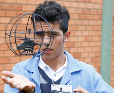 Drones com vôos controlados por rádio e robôs andando em trilhos e cordas marcaram o Primeiro Desafio de Robótica, realizado nesta quarta-feira (28) pelo Centro Estadual de Educação Profissional Pedro Boaretto Neto, em Cascavel, na região Oeste do Estado, aluno Gabriel pilota drone. 28-05-14.  