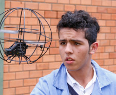 Drones com vôos controlados por rádio e robôs andando em trilhos e cordas marcaram o Primeiro Desafio de Robótica, realizado nesta quarta-feira (28) pelo Centro Estadual de Educação Profissional Pedro Boaretto Neto, em Cascavel, na região Oeste do Estado, aluno Gabriel pilota drone. 28-05-14. 