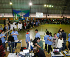 Drones com vôos controlados por rádio e robôs andando em trilhos e cordas marcaram o Primeiro Desafio de Robótica, realizado nesta quarta-feira (28) pelo Centro Estadual de Educação Profissional Pedro Boaretto Neto, em Cascavel, na região Oeste do Estado. 28-05-14.  