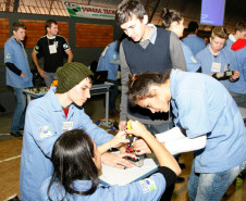 Drones com vôos controlados por rádio e robôs andando em trilhos e cordas marcaram o Primeiro Desafio de Robótica, realizado nesta quarta-feira (28) pelo Centro Estadual de Educação Profissional Pedro Boaretto Neto, em Cascavel, na região Oeste do Estado. 28-05-14.  