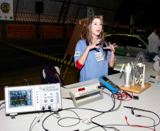 Drones com vôos controlados por rádio e robôs andando em trilhos e cordas marcaram o Primeiro Desafio de Robótica, realizado nesta quarta-feira (28) pelo Centro Estadual de Educação Profissional Pedro Boaretto Neto, em Cascavel, na região Oeste do Estado, aluna Fioravanço Cândido Pedro. 28-05-14.  