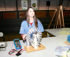 Drones com vôos controlados por rádio e robôs andando em trilhos e cordas marcaram o Primeiro Desafio de Robótica, realizado nesta quarta-feira (28) pelo Centro Estadual de Educação Profissional Pedro Boaretto Neto, em Cascavel, na região Oeste do Estado, aluna Fioravanço Cândido Pedro. 28-05-14.  