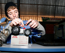 Os cursos técnicos oferecidos pelo Governo do Estado, além de preparar e qualificar os jovens para o mundo do trabalho tem despertado jovens talentos científicos. O aluno Guilherme Biazi Sabin, 15 anos, do 2º ano do curso de eletrônica no Centro Estadual de Educação Profissional Pedro Boaretto Neto, em Cascavel, desenvolveu o robô S1-T1, um carrinho guiado por sensores comandados por computador. 28-05-14.