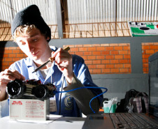 Os cursos técnicos oferecidos pelo Governo do Estado, além de preparar e qualificar os jovens para o mundo do trabalho tem despertado jovens talentos científicos. O aluno Guilherme Biazi Sabin, 15 anos, do 2º ano do curso de eletrônica no Centro Estadual de Educação Profissional Pedro Boaretto Neto, em Cascavel, desenvolveu o robô S1-T1, um carrinho guiado por sensores comandados por computador. 28-05-14.