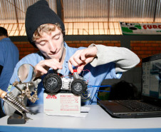 Os cursos técnicos oferecidos pelo Governo do Estado, além de preparar e qualificar os jovens para o mundo do trabalho tem despertado jovens talentos científicos. O aluno Guilherme Biazi Sabin, 15 anos, do 2º ano do curso de eletrônica no Centro Estadual de Educação Profissional Pedro Boaretto Neto, em Cascavel, desenvolveu o robô S1-T1, um carrinho guiado por sensores comandados por computador. 28-05-14.