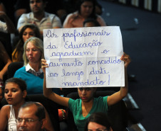 O governador Beto Richa assinou nesta sexta-feira (30/05) a ordem de serviços para início das obras de reforma do Colégio Estadual Rui Barbosa, a mais antiga e tradicional escola de Jacarezinho, no Norte Pioneiro. Ele ressaltou que mais de 3 mil colégios estaduais estão passando por reforma ou ampliação. “Isso demonstra o nosso compromisso por uma educação de qualidade, como é aqui em Jacarezinho, com a reforma de um dos mais tradicionais colégios do Paraná”, afirmou.