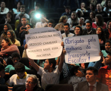 O governador Beto Richa assinou nesta sexta-feira (30/05) a ordem de serviços para início das obras de reforma do Colégio Estadual Rui Barbosa, a mais antiga e tradicional escola de Jacarezinho, no Norte Pioneiro. Ele ressaltou que mais de 3 mil colégios estaduais estão passando por reforma ou ampliação. “Isso demonstra o nosso compromisso por uma educação de qualidade, como é aqui em Jacarezinho, com a reforma de um dos mais tradicionais colégios do Paraná”, afirmou.