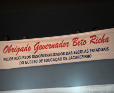 O governador Beto Richa assinou nesta sexta-feira (30/05) a ordem de serviços para início das obras de reforma do Colégio Estadual Rui Barbosa, a mais antiga e tradicional escola de Jacarezinho, no Norte Pioneiro. Ele ressaltou que mais de 3 mil colégios estaduais estão passando por reforma ou ampliação. “Isso demonstra o nosso compromisso por uma educação de qualidade, como é aqui em Jacarezinho, com a reforma de um dos mais tradicionais colégios do Paraná”, afirmou.