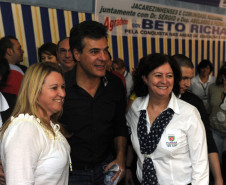 O governador Beto Richa assinou nesta sexta-feira (30/05) a ordem de serviços para início das obras de reforma do Colégio Estadual Rui Barbosa, a mais antiga e tradicional escola de Jacarezinho, no Norte Pioneiro. Ele ressaltou que mais de 3 mil colégios estaduais estão passando por reforma ou ampliação. “Isso demonstra o nosso compromisso por uma educação de qualidade, como é aqui em Jacarezinho, com a reforma de um dos mais tradicionais colégios do Paraná”, afirmou.