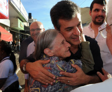 O governador Beto Richa assinou nesta sexta-feira (30/05) a ordem de serviços para início das obras de reforma do Colégio Estadual Rui Barbosa, a mais antiga e tradicional escola de Jacarezinho, no Norte Pioneiro. Ele ressaltou que mais de 3 mil colégios estaduais estão passando por reforma ou ampliação. “Isso demonstra o nosso compromisso por uma educação de qualidade, como é aqui em Jacarezinho, com a reforma de um dos mais tradicionais colégios do Paraná”, afirmou.
