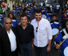 O governador Beto Richa assinou nesta sexta-feira (30/05) a ordem de serviços para início das obras de reforma do Colégio Estadual Rui Barbosa, a mais antiga e tradicional escola de Jacarezinho, no Norte Pioneiro. Ele ressaltou que mais de 3 mil colégios estaduais estão passando por reforma ou ampliação. “Isso demonstra o nosso compromisso por uma educação de qualidade, como é aqui em Jacarezinho, com a reforma de um dos mais tradicionais colégios do Paraná”, afirmou.