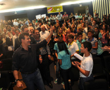 O governador Beto Richa assinou nesta sexta-feira (30/05) a ordem de serviços para início das obras de reforma do Colégio Estadual Rui Barbosa, a mais antiga e tradicional escola de Jacarezinho, no Norte Pioneiro. Ele ressaltou que mais de 3 mil colégios estaduais estão passando por reforma ou ampliação. “Isso demonstra o nosso compromisso por uma educação de qualidade, como é aqui em Jacarezinho, com a reforma de um dos mais tradicionais colégios do Paraná”, afirmou.