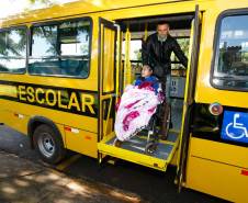 O micro-ônibus é equipado com plataformas elevadas, cadeiras de rodas e 44 bancos mais largos. O mesmo veículo faz parte da rotina dos alunos da Apae Emílio Mudrey, do município de Anahy. “Esse ônibus foi a realização de um sonho para os nossos alunos, entre eles o meu filho que também estuda na Apae e depende de transporte”, diz Iris Cesário Lima, mãe do aluno Lucas Cesário Lima.