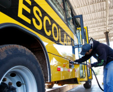 O novo ônibus usado pela Associação de Pais e Amigos dos Excepcionais (Apae) de Campo Bonito, município do Oeste, transporta com mais segurança os alunos e produz economia para a escola. Por mês R$ 700,00 deixaram de ser gasto com combustível depois que o Governo do Estado entregou no início desse ano um micro-ônibus adaptado e a escola passou a fazer apenas uma única viagem para transportar diariamente os 52 alunos de casa para a escola.