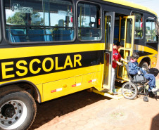 O novo ônibus usado pela Associação de Pais e Amigos dos Excepcionais (Apae) de Campo Bonito, município do Oeste, transporta com mais segurança os alunos e produz economia para a escola. Por mês R$ 700,00 deixaram de ser gasto com combustível depois que o Governo do Estado entregou no início desse ano um micro-ônibus adaptado e a escola passou a fazer apenas uma única viagem para transportar diariamente os 52 alunos de casa para a escola.
