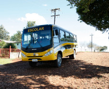 O novo ônibus usado pela Associação de Pais e Amigos dos Excepcionais (Apae) de Campo Bonito, município do Oeste, transporta com mais segurança os alunos e produz economia para a escola. Por mês R$ 700,00 deixaram de ser gasto com combustível depois que o Governo do Estado entregou no início desse ano um micro-ônibus adaptado e a escola passou a fazer apenas uma única viagem para transportar diariamente os 52 alunos de casa para a escola.