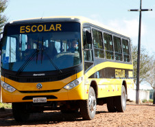 O novo ônibus usado pela Associação de Pais e Amigos dos Excepcionais (Apae) de Campo Bonito, município do Oeste, transporta com mais segurança os alunos e produz economia para a escola. Por mês R$ 700,00 deixaram de ser gasto com combustível depois que o Governo do Estado entregou no início desse ano um micro-ônibus adaptado e a escola passou a fazer apenas uma única viagem para transportar diariamente os 52 alunos de casa para a escola.