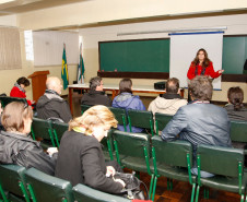 Diretores, coordenadores e professores das Casas Familiares Rurais da França, da região de Rhône-Alpes, conheceram nessa segunda-feira (2) as instalações do Centro Estadual de Educação Profissional Newton Freire Maia, em Pinhais, Região Metropolitana de Curitiba. Durante a visita os profissionais conversaram com professores e alunos sobre o funcionamento dos cursos.