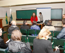 Diretores, coordenadores e professores das Casas Familiares Rurais da França, da região de Rhône-Alpes, conheceram nessa segunda-feira (2) as instalações do Centro Estadual de Educação Profissional Newton Freire Maia, em Pinhais, Região Metropolitana de Curitiba. Durante a visita os profissionais conversaram com professores e alunos sobre o funcionamento dos cursos.