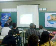 Na foto, alunos do Colégio Estadual Adiles Bordin.