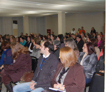A Secretaria de Estado da Educação iniciou as atividades, nessa segunda-feira (2), em Foz do Iguaçu, do Simpósio da Formação das Equipes Pedagógicas para Atuarem nas Escolas da Educação Profissional. O evento promove uma maior integração entre cerca de 300 pedagogos e coordenadores de cursos de escolas que ofertam curso de técnicos de 16 núcleos regionais de educação.