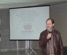 A Secretaria de Estado da Educação iniciou as atividades, nessa segunda-feira (2), em Foz do Iguaçu, do Simpósio da Formação das Equipes Pedagógicas para Atuarem nas Escolas da Educação Profissional. O evento promove uma maior integração entre cerca de 300 pedagogos e coordenadores de cursos de escolas que ofertam curso de técnicos de 16 núcleos regionais de educação.