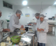 Curso Técnico em Nutrição e Dietética forma profissionais que trabalham com transporte, armazenamento, seleção e preparo de alimentos.