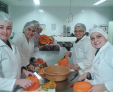Curso Técnico em Nutrição e Dietética forma profissionais que trabalham com transporte, armazenamento, seleção e preparo de alimentos.