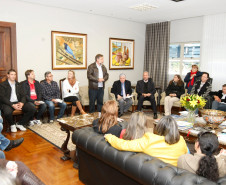 de Laranjeiras do Sul, região Centro-Sul do Paraná, conheceram o Palácio Iguaçu e a Assembleia Legislativa do Paraná na manhã desta terça-feira (3). O grupo formado por 28 diretores foi recebido pelo governador Beto Richa, pelo vice-governador Flávio Arns, pelo secretário da Educação, Paulo Schmidt, e pelo presidente da Assembleia, deputado Valdir Rossoni.. 03-06-14.