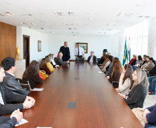 Diretores de escolas do Núcleo Regional de Educação de Laranjeiras do Sul, região Centro-Sul do Paraná, conheceram o Palácio Iguaçu e a Assembleia Legislativa do Paraná na manhã desta terça-feira (3). O grupo formado por 28 diretores foi recebido pelo governador Beto Richa, pelo vice-governador Flávio Arns, pelo secretário da Educação, Paulo Schmidt, e pelo presidente da Assembleia, deputado Valdir Rossoni.. 03-06-14.