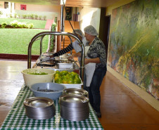 Parece um restaurante, mas é a merenda escolar do Colégio Estadual Presidente Castelo Branco, de Toledo, que agora é servida num buffet térmico. A novidade é fruto de uma parceria firmada entre o Núcleo Regional de Educação de Toledo e a Associação de Pais, Mestres e Funcionários (APMF) do colégio. 