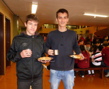 Parece um restaurante, mas é a merenda escolar do Colégio Estadual Presidente Castelo Branco, de Toledo, que agora é servida num buffet térmico. A novidade é fruto de uma parceria firmada entre o Núcleo Regional de Educação de Toledo e a Associação de Pais, Mestres e Funcionários (APMF) do colégio. 