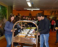 Parece um restaurante, mas é a merenda escolar do Colégio Estadual Presidente Castelo Branco, de Toledo, que agora é servida num buffet térmico. A novidade é fruto de uma parceria firmada entre o Núcleo Regional de Educação de Toledo e a Associação de Pais, Mestres e Funcionários (APMF) do colégio. 