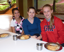 Parece um restaurante, mas é a merenda escolar do Colégio Estadual Presidente Castelo Branco, de Toledo, que agora é servida num buffet térmico. A novidade é fruto de uma parceria firmada entre o Núcleo Regional de Educação de Toledo e a Associação de Pais, Mestres e Funcionários (APMF) do colégio. 